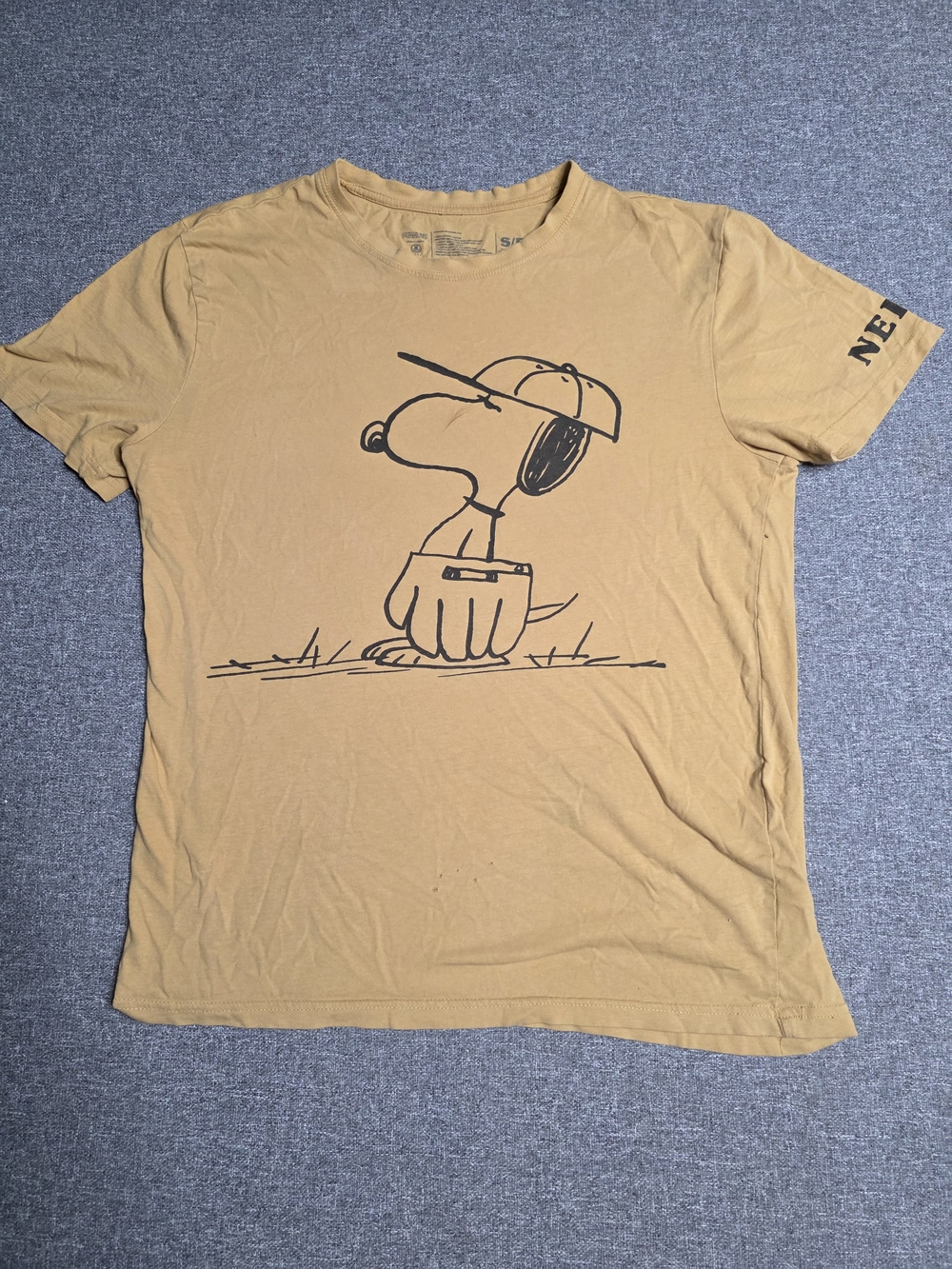 ​Neff x Peanuts Mens Snoopy Baseball Graphic T-Shirt Tan Mustard Gold Size Small